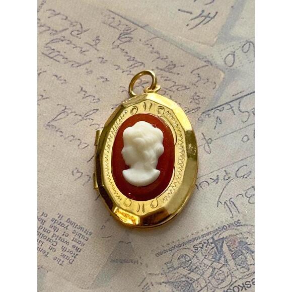 Cameo Jewelry - Vintage Gold Oval Cameo Locket Pendant Necklace - Victorian Style Photo Keepsake